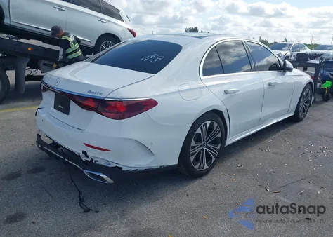 2025 Mercedes-Benz E 350 z USA, uszkodzony, nr VIN W1KLF4HBXSA090480